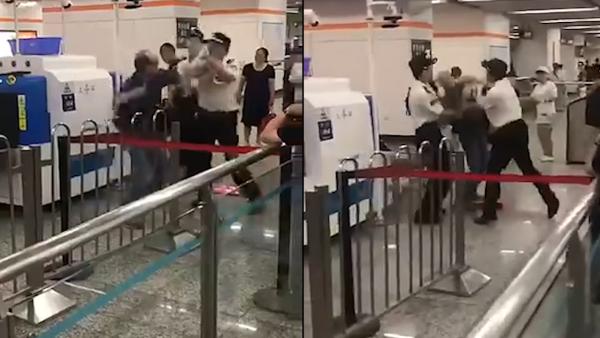 上海地铁安检员与乘客互殴，踹飞了鞋子