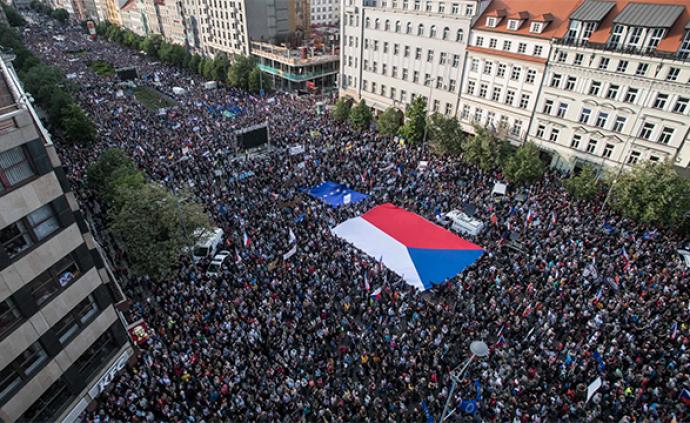 富豪总理深陷欺诈丑闻，捷克爆发大规模街头抗议要求其下台