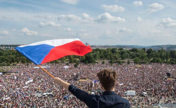 捷克总理涉嫌贪腐，25万人上街抗议