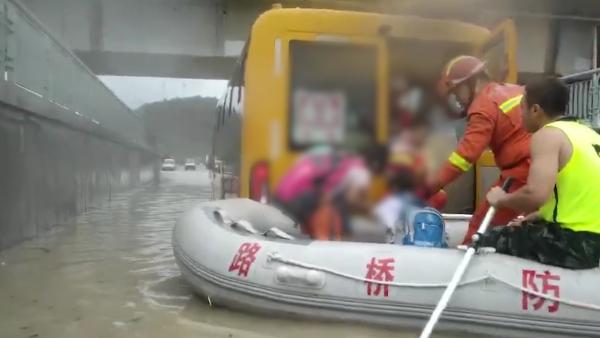 台州暴雨校车涉水熄火，消防开船救师生