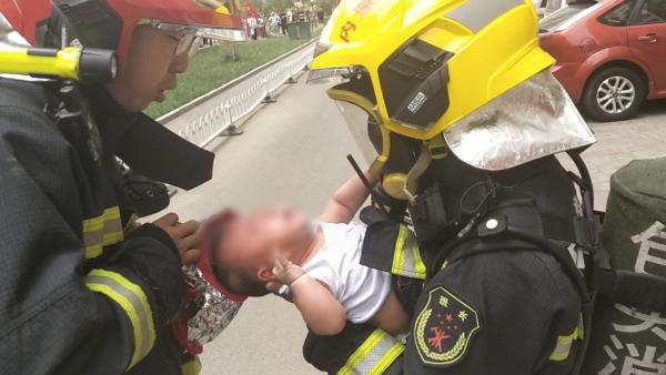 婴儿被困火场，消防员爬12楼极速救援