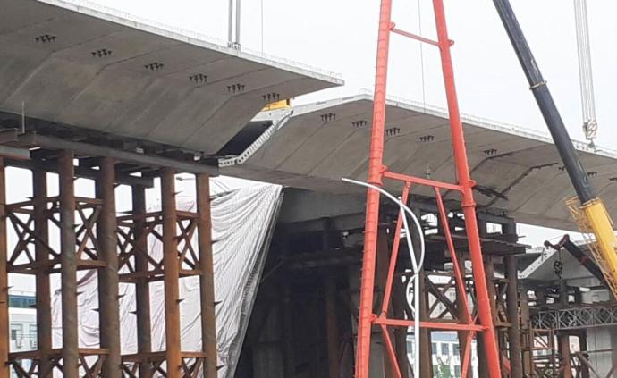 郑州一在建高架桥箱梁垮塌，官方：无人员伤亡，事故原因待查