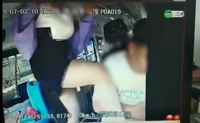 河南周口一女乘客与公交司机争执捶踹对方，警方介入调查