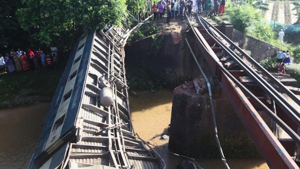 孟加拉国列车脱轨坠河，至少5死100伤