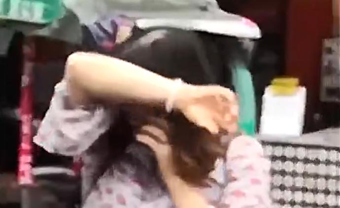 珙县地震后，女子在街头流着眼泪打电话