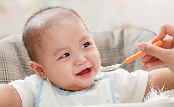 北上广儿童接触零食最早，1月龄成乡镇母乳喂养率流失最高峰