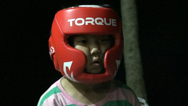8岁拳击女孩小汤圆：不惧苦，想当拳王