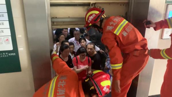 医院电梯突发故障停在3楼，15人被困