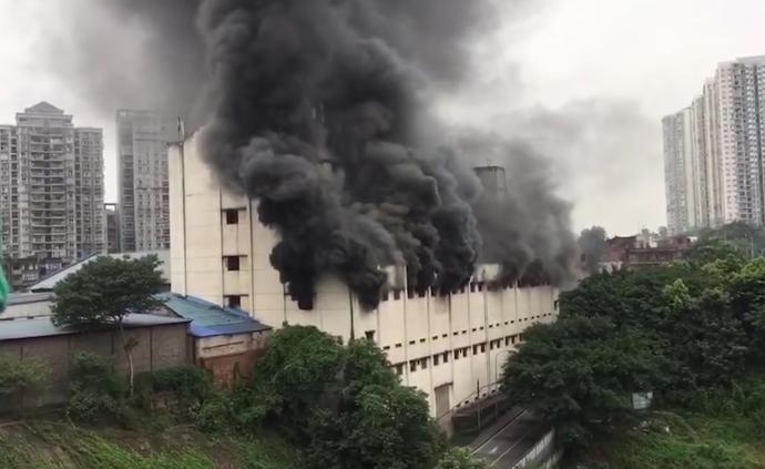 重庆九龙坡一仓库发生大火，原因正查