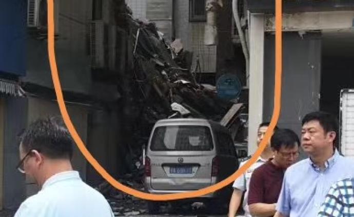 武汉一家7天酒店大楼副楼东南角部分坍塌，暂未发现人员被困