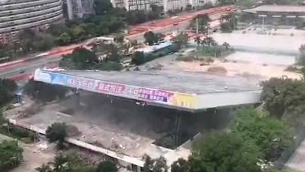 深圳体育中心改造时坍塌，仍有2工人被困