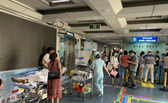 深圳体育中心坍塌事故第三名被困者获救，此前通报称四人被困