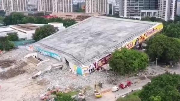 航拍深圳体育中心坍塌现场，1人已身亡