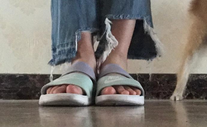 女孩穿破洞牛仔褲，外婆拉住不許出門