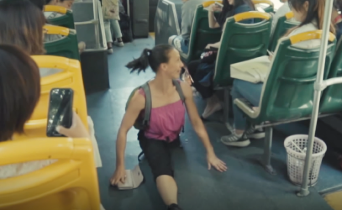 忽然，有人在上海的公交车上跳舞