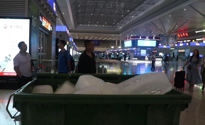 郑州高铁站空调故障，投放6吨冰块降温