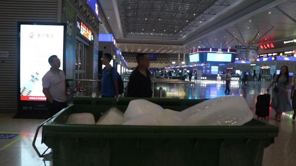 郑州高铁站空调故障，投放6吨冰块降温