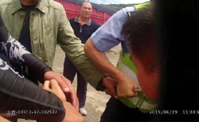 吕梁交警回应“三人拍摄交警执法被拘”：当事人涉嫌阻碍执法