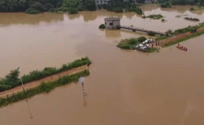 湖南衡阳湘江干堤决口，正在抢险封堵