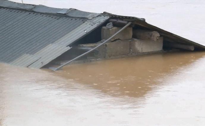 湖南衡阳洪水漫堤，楼房坍塌千余人被困