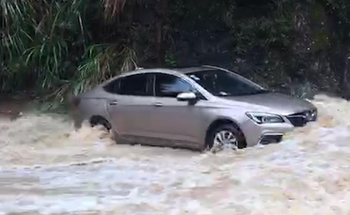 浙江丽水暴雨，多辆车被大水冲走