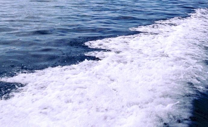 海南一艘载30多人渔船在南沙海域遇险，报警后失联