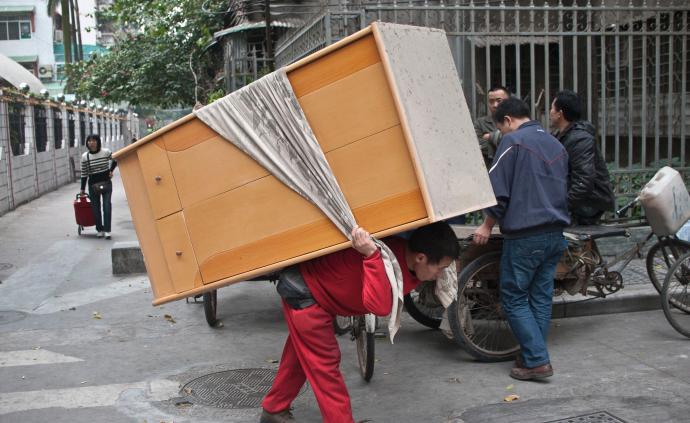 摄影师拍下广州街头的搬运工，他们是在城市奋斗的异乡人