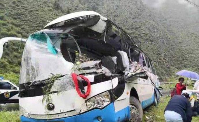 四川阿坝一旅游大巴车被飞石砸中，已致3人死亡