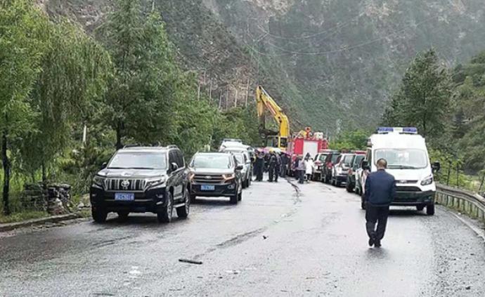 四川阿坝一辆载30人旅游大巴被飞石砸中，已致8死16伤