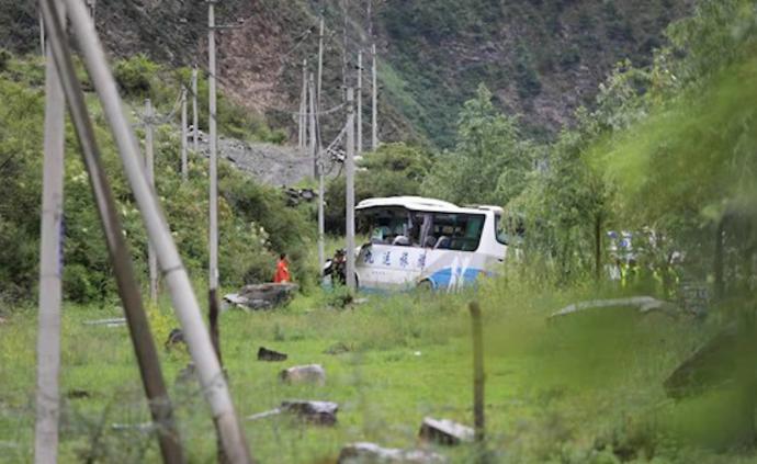 阿坝旅游大巴被飞石砸中，已致8死16伤