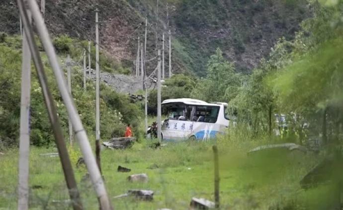 四川阿坝旅游大巴被飞石砸中致8死16伤，遇难者名单公布