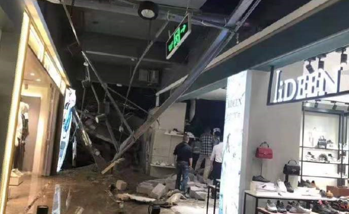 云南曲靖市中心一商场楼层突然垮塌，已救出3人送医