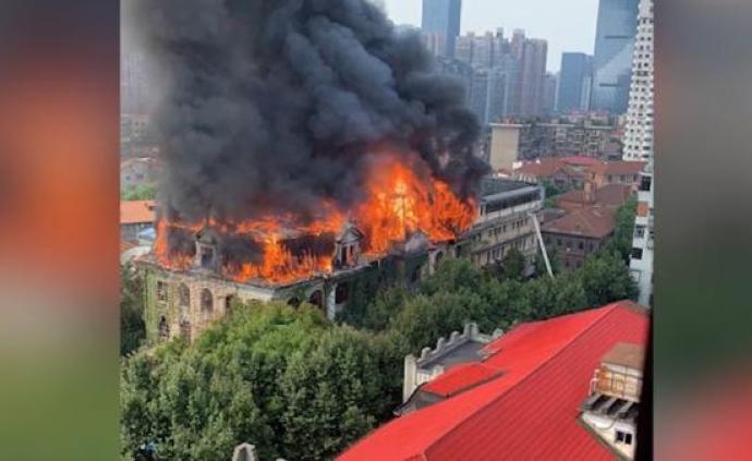 视频丨武汉百年老建筑江汉饭店失火，房顶已烧垮、暂无伤亡
