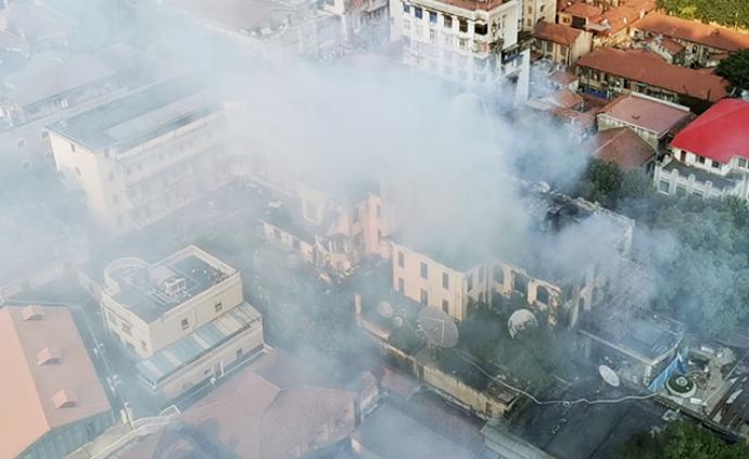 直播录像丨武汉百年江汉饭店失火，房顶烧垮暂无人员伤亡