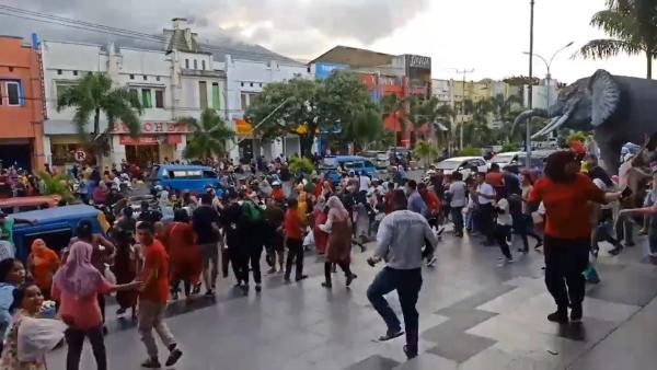 印尼发生7.1级地震，民众逃至室外避难