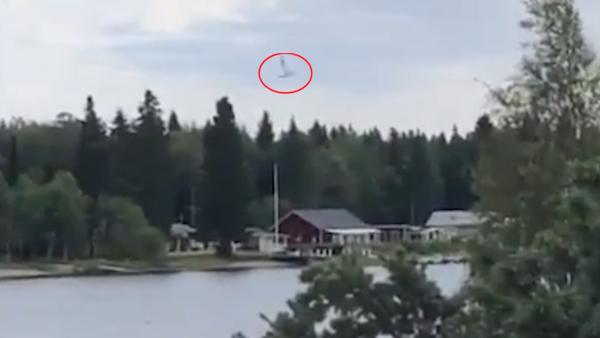 瑞典小飞机垂直撞向地面，9人全遇难