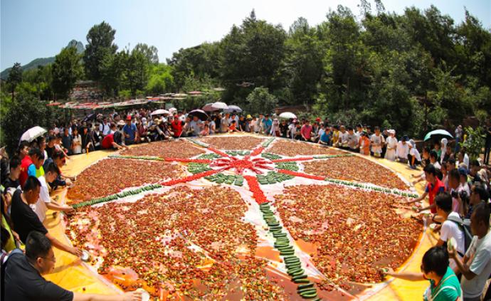 河南一景区摆巨型“虾尾宴”，万名游客尝鲜点赞