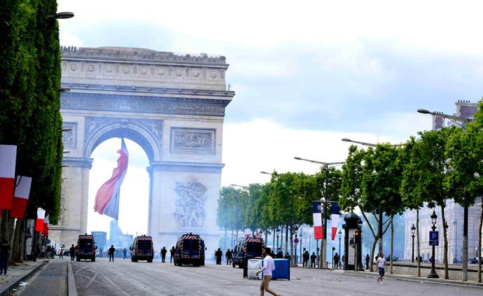 法国国庆日巴黎数百人举行示威游行，超过170人被捕