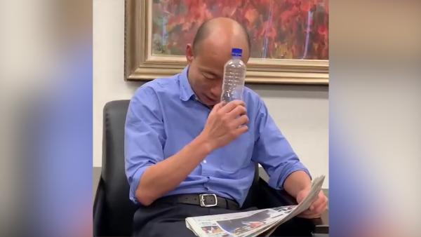 韩国瑜“加盟”瓶盖挑战：秃头开盖