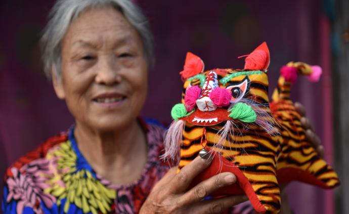 79岁奶奶缝制“布老虎”60多年，曾获“中华巧女”奖