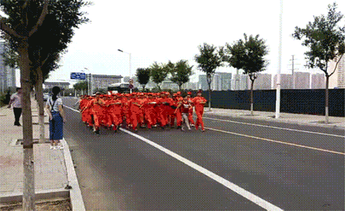 山西忻州“环卫工人高温下走正步”续：训练已被市政府叫停
