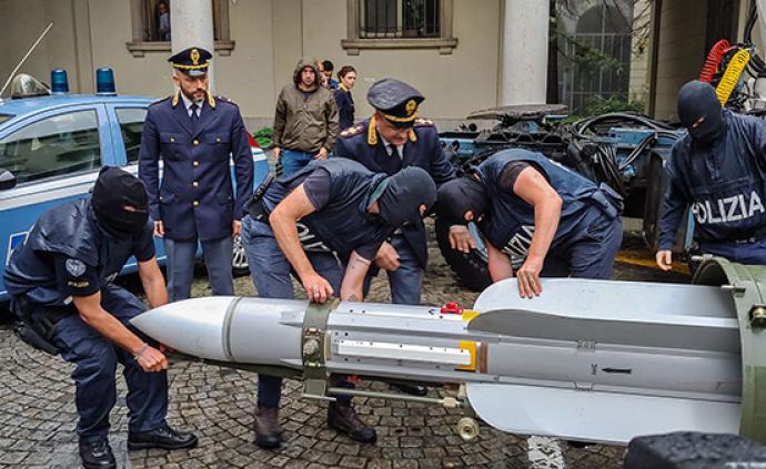 意大利警方突袭极右翼团体缴获大批军火，包括一枚空对空导弹