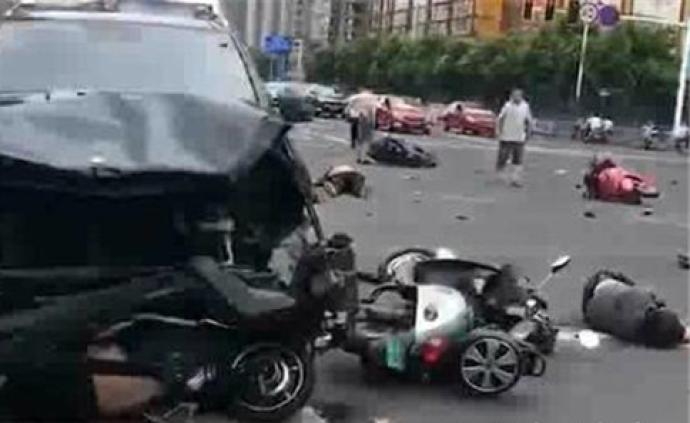 江苏常州市区一辆奔驰撞倒多辆电动车致多人受伤