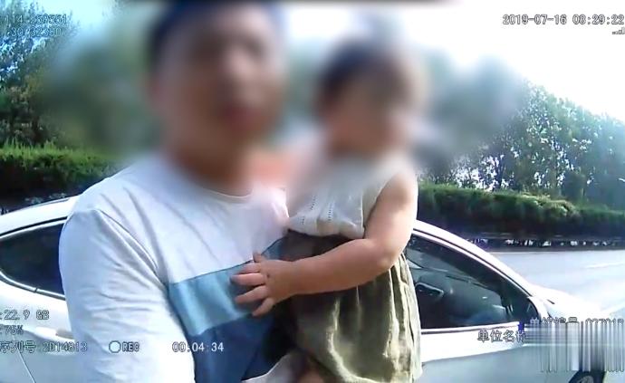 左手開車右手護娃，奶爸高速上撞護欄