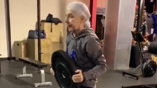 看看72岁奶奶的硬核健身，你惭愧吗