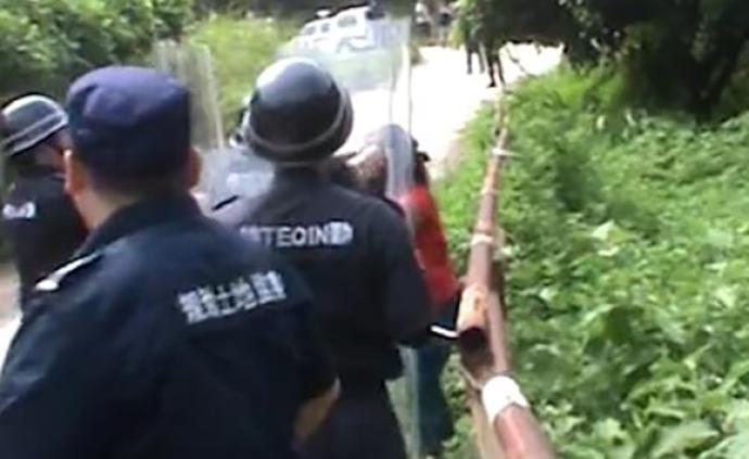 深圳一拆房现场遭暴力抗法：女子砸头、砍人还烧车，涉放火罪