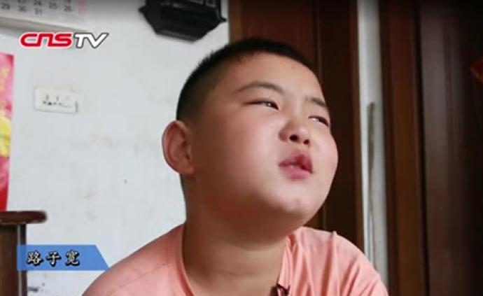 河南11岁“增肥救父”男孩陪爸爸赴京治疗：救完爸爸再减肥