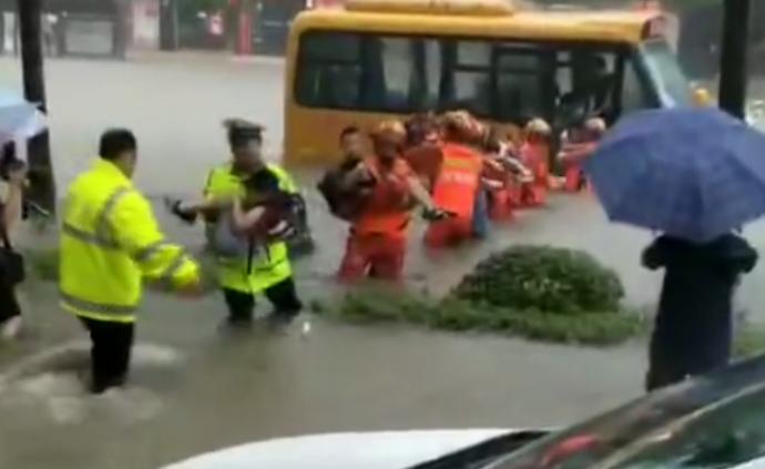 校车积水中熄火，交警消防蹚水抱出孩子