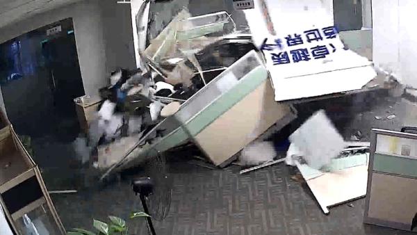 东莞女司机驾车撞穿办公室墙伤2人