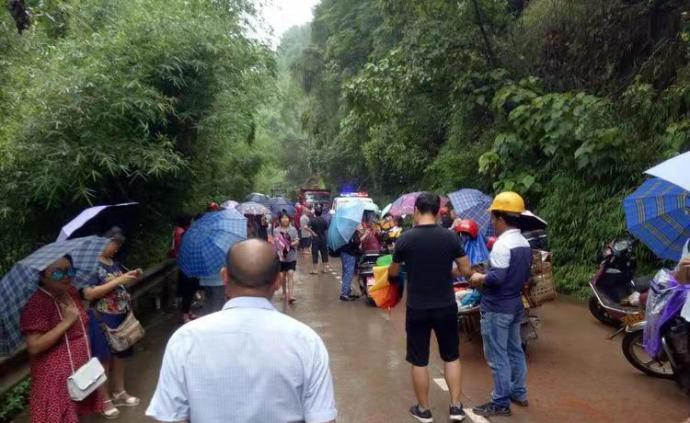 四川宜宾双谊镇大雨滑坡：双向道路交通中断，多个乡镇受影响